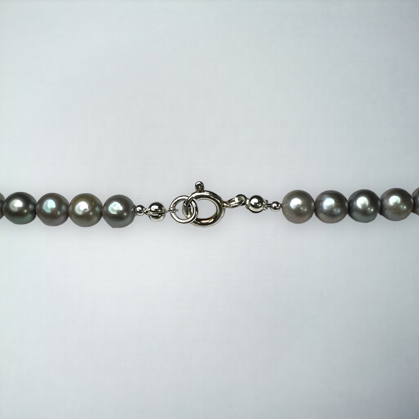 Naszyjnik ze Srebrzystych Pereł ze Srebrną Monetą