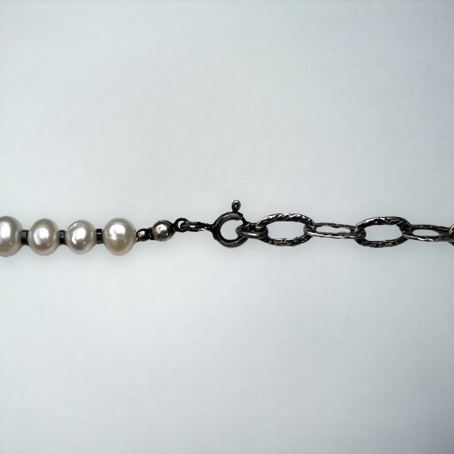 Naszyjnik z Białych Pereł ze Srebrną Monetą